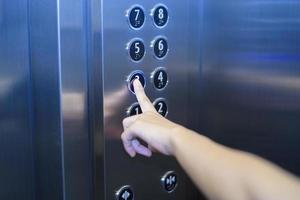 5141032-gros-plan-d-un-doigt-humain-poussant-le-bouton-d-ascenseur-gratuit-photo